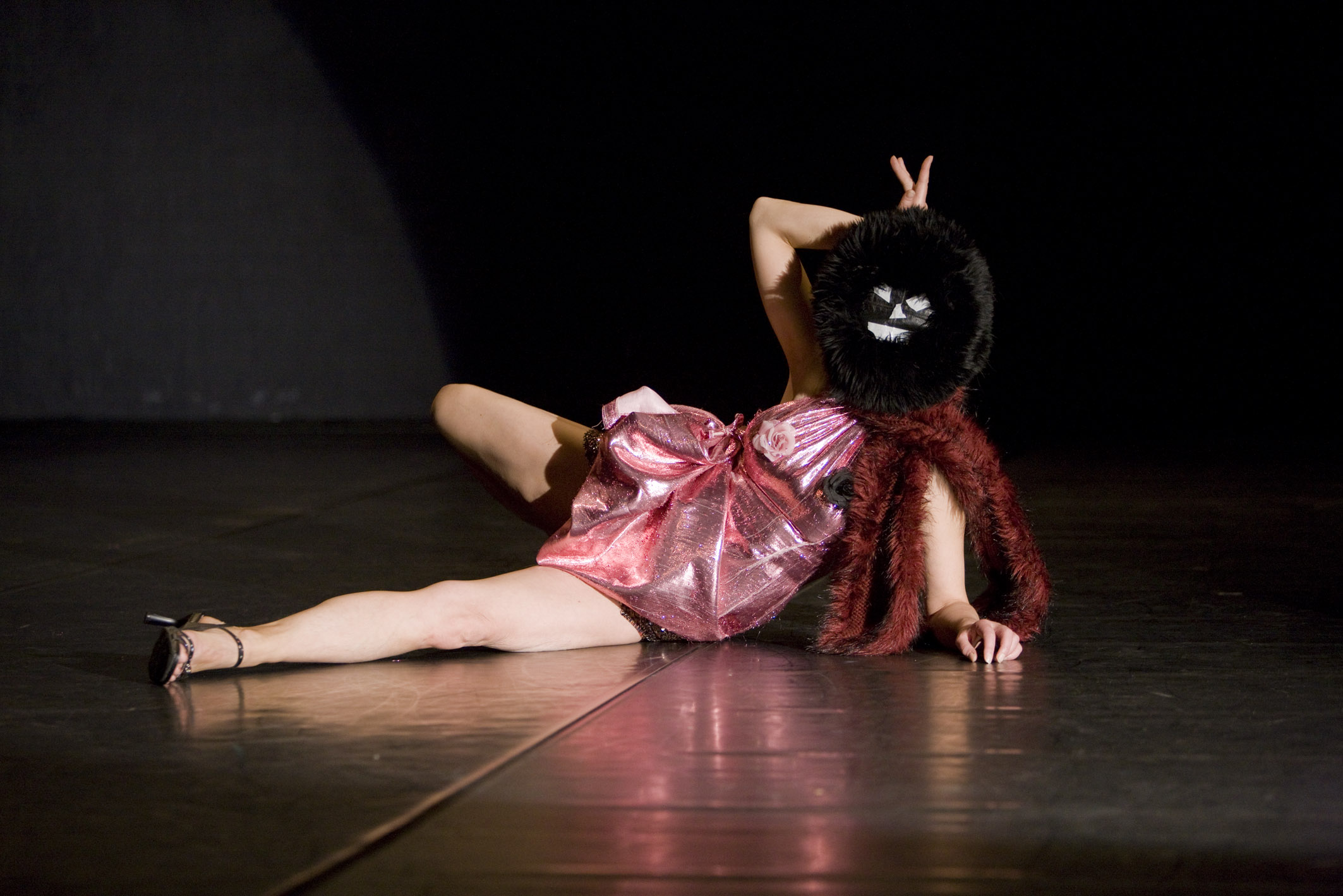 Jinsiy qizlar, aslida, veb-kamera oldida jum